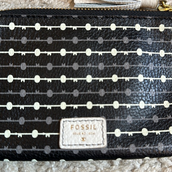 NWOT Fossil Key Design Tassel Wristlet - Picture 2 of 5